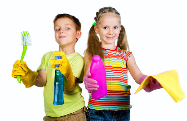Bambini pronti per fare le pulizie