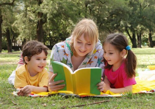 Mamma legge delle favole ai figli