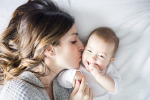 Le madri amano di più i figli maschi: la testimonianza