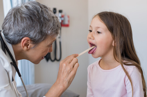 Bambina viene visitata da un medico