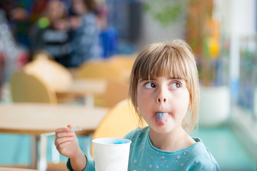 Bambina mostra la lingua colorata
