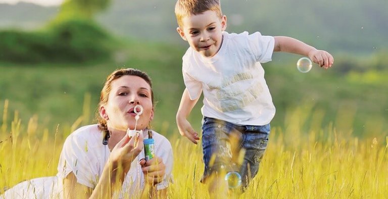 La zia porta il nipote fuori a giocare
