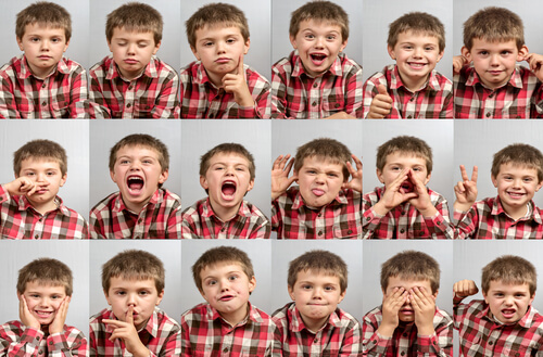 Bambino che mostra diverse emozioni