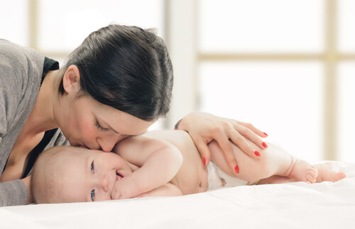 Educare con attaccamento il proprio bebè significa dargli l'affetto e l'attenzione di cui ha bisogno