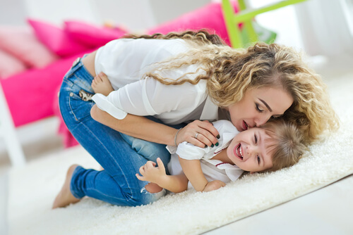 Per crescere un bambino felice è necessario dare al bambino l'attenzione che richiede
