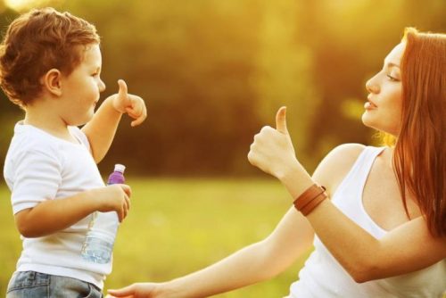 Le 8 migliori frasi per educare con amore