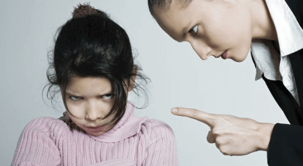 Una mamma punisce la figlia