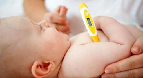 Misurare la febbre del bambino con il termometro