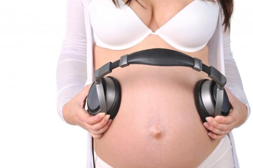 Madre fa sentire della musica al feto con delle cuffie per la pancia