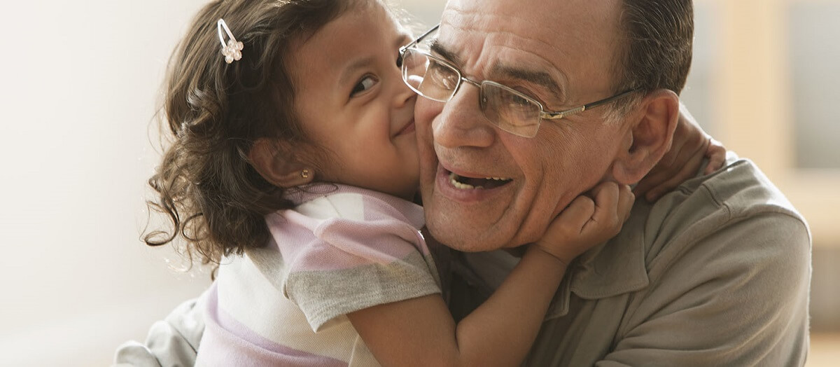 Bambina che bacia il nonno