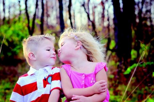 Non costringete i vostri figli a baciare gli altri Non costringete i vostri figli a baciare gli altri