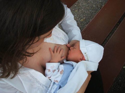 Composizione del latte materno: diversa in base al sesso del neonato