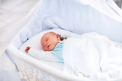 Il neonato dorme molte ore tra una poppata e l'altra