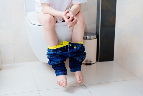l'encopresi si può correggere instaurando una routine per andare in bagno.