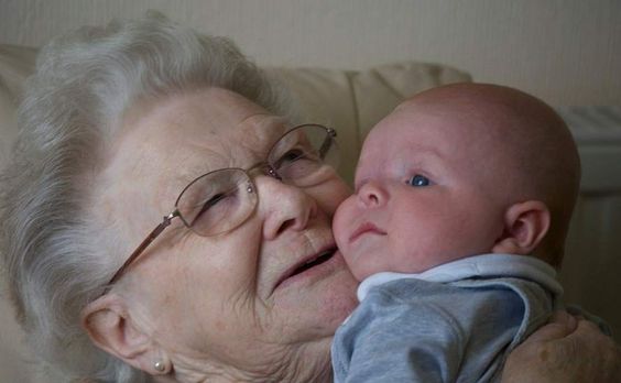 Nonna e nipote neonato
