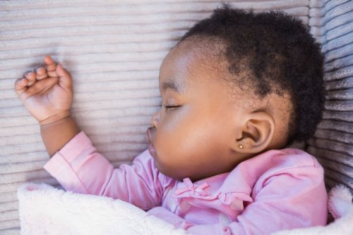 Mettere gli orecchini alle bambine
