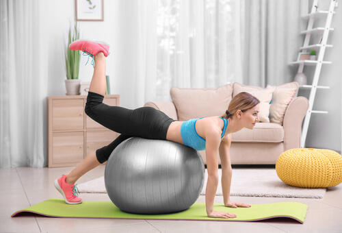 Utilizzare una palla da ginnastica per recuperare la linea in poco tempo