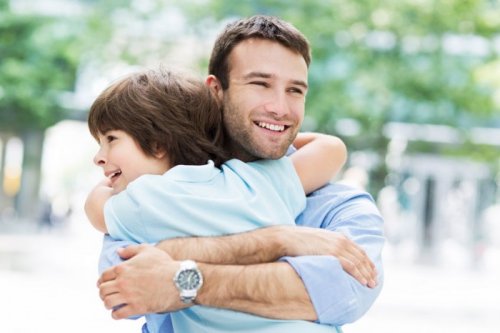 Padre e figlio si abbracciano