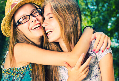 Amiche felici che sorridono