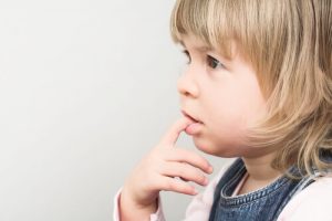 Perché i bambini si mangiano le unghie?