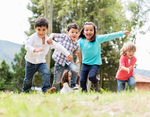 Bimbi che giocano con i cugini