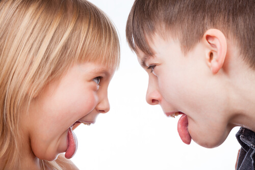 Bambini che litigano facendo le boccacce