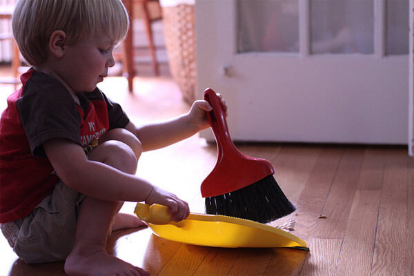 Bambino fa i lavori domestici