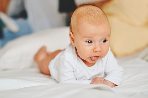 Mettere il bambino a pancia sotto contribuisce al rinforzo dei muscoli