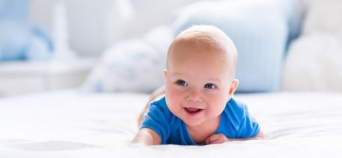 Mettere il bambino a pancia sotto permette al bambino di osservare l'ambiente circostante