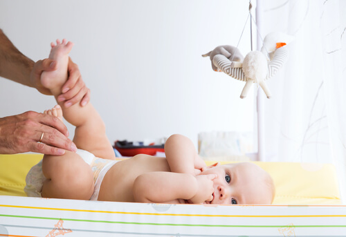 Un gioco aiuta a far stare tranquillo il bambino durante il cambio