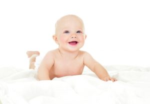 Mettere il bambino a pancia sotto di giorno: ecco perché