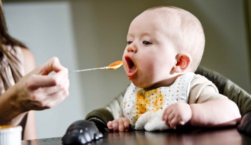 Per evitare il rifiuto da parte del bebè, bisogna rendere l'alimentazione un'esperienza gradevole