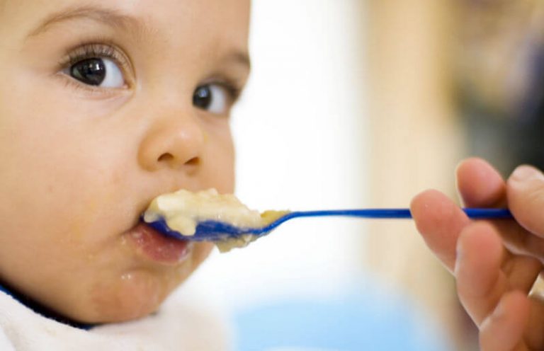 I primi alimenti che dovete dare al vostro bebè