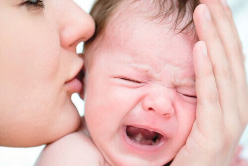 Madre coccola il figlio che piange