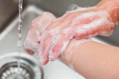 Il gesto di lavarsi le mani è tipico della sindrome di Rett