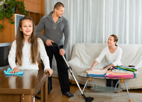 Far collaborare ai lavori domestici i figli li stimola a cooperare in équipe