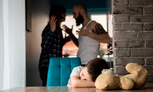 Il maltrattamento infantile può assumere forme differenti