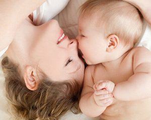 Secondo mese di vita del bebè: conosciamo il suo corpo