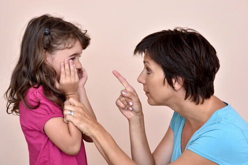 Educare con le minacce è un errore: motivi, conseguenze e soluzioni