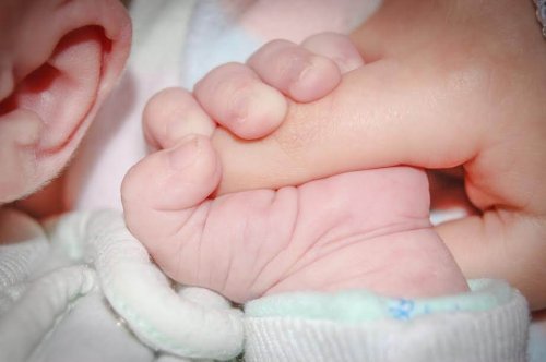 Il riflesso di prensione nei neonati: cos'è e come si stimola