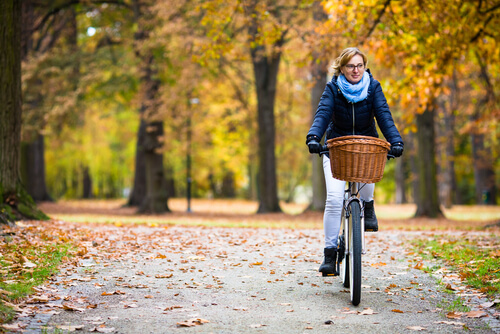 Donna in bicicletta