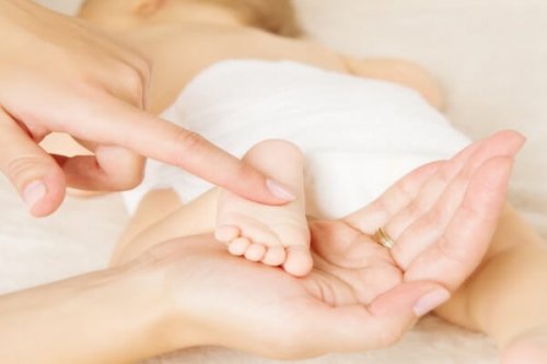 Il riflesso di prensione riguarda anche i piedi