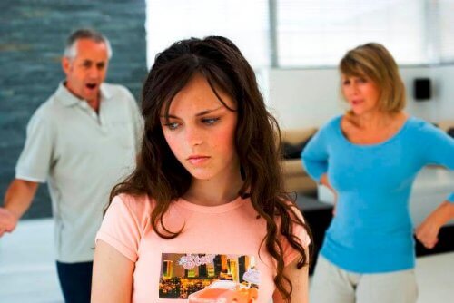 Genitori che non capiscono i cambiamenti emotivi della figlia