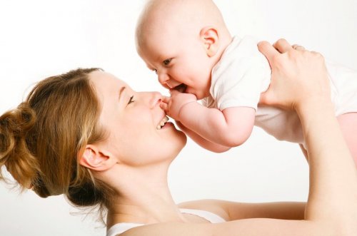 Bambino ride alla madre