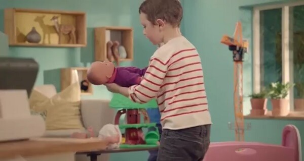 Anche si pensa che una bambola sia per le bambine, i giocattoli non hanno genere