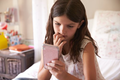 Prima dei 12 anni, i bambini non sono pronti a controllare uno smartphone