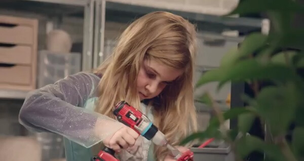 Una bambina è meno femminile perché gioca con un avvitatore?