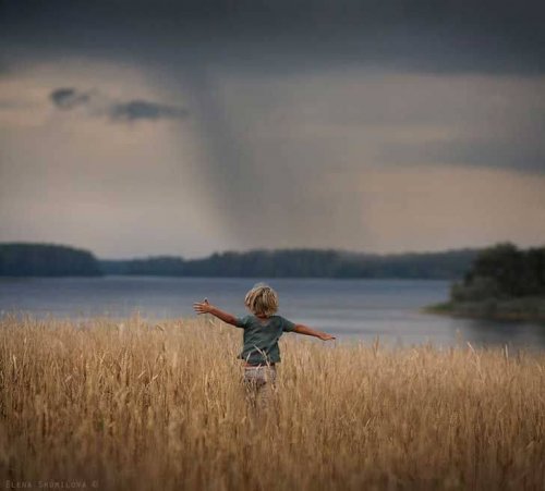Una corsa sui prati ci ricorda che possiamo imparare dai bambini a godere della natura