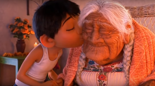 Miguel bacia la bisnonna nel film Coco