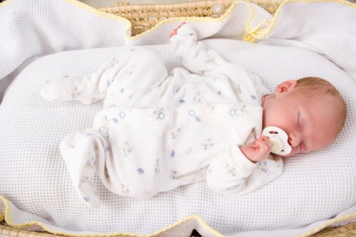 La routine della nanna prevede di fa dormire il bambino nella sua culla